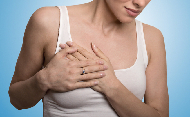 Seno gonfio e dolorante: cosa può causarlo? Come alleviare il dolore?