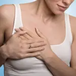 Seno gonfio e dolorante: cosa può causarlo? Come alleviare il dolore?