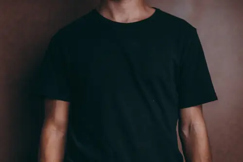 Chi ha inventato la t-shirt? Ecco un po' di storia su uno dei capi d'abbigliamento più amati