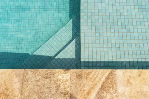 Preparazione della piscina per le stagioni a Lecco