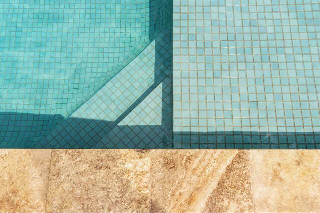 Preparazione della piscina per le stagioni a Lecco