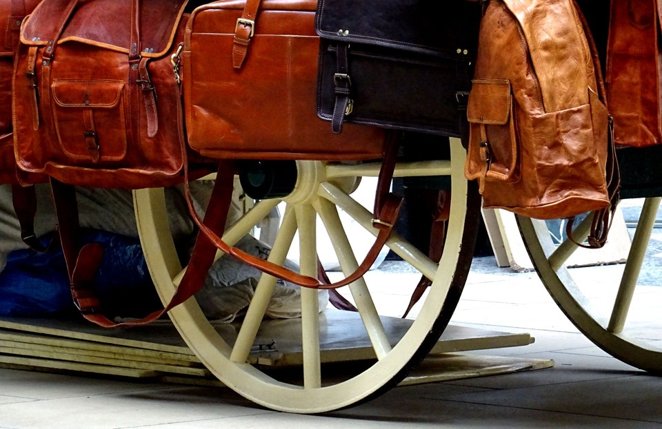 Borsa color cuoio: come abbinarla?