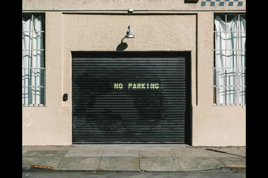 Come automatizzare una porta basculante: vantaggi e funzionalità per il tuo garage