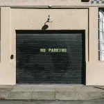 Come automatizzare una porta basculante: vantaggi e funzionalità per il tuo garage