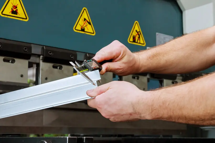 Forniture industriali: perché scegliere i servizi di un’azienda specializzata